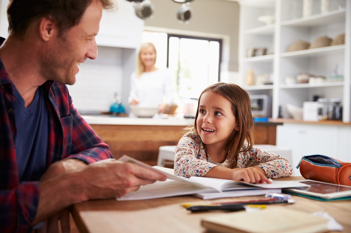 kid and dad reading