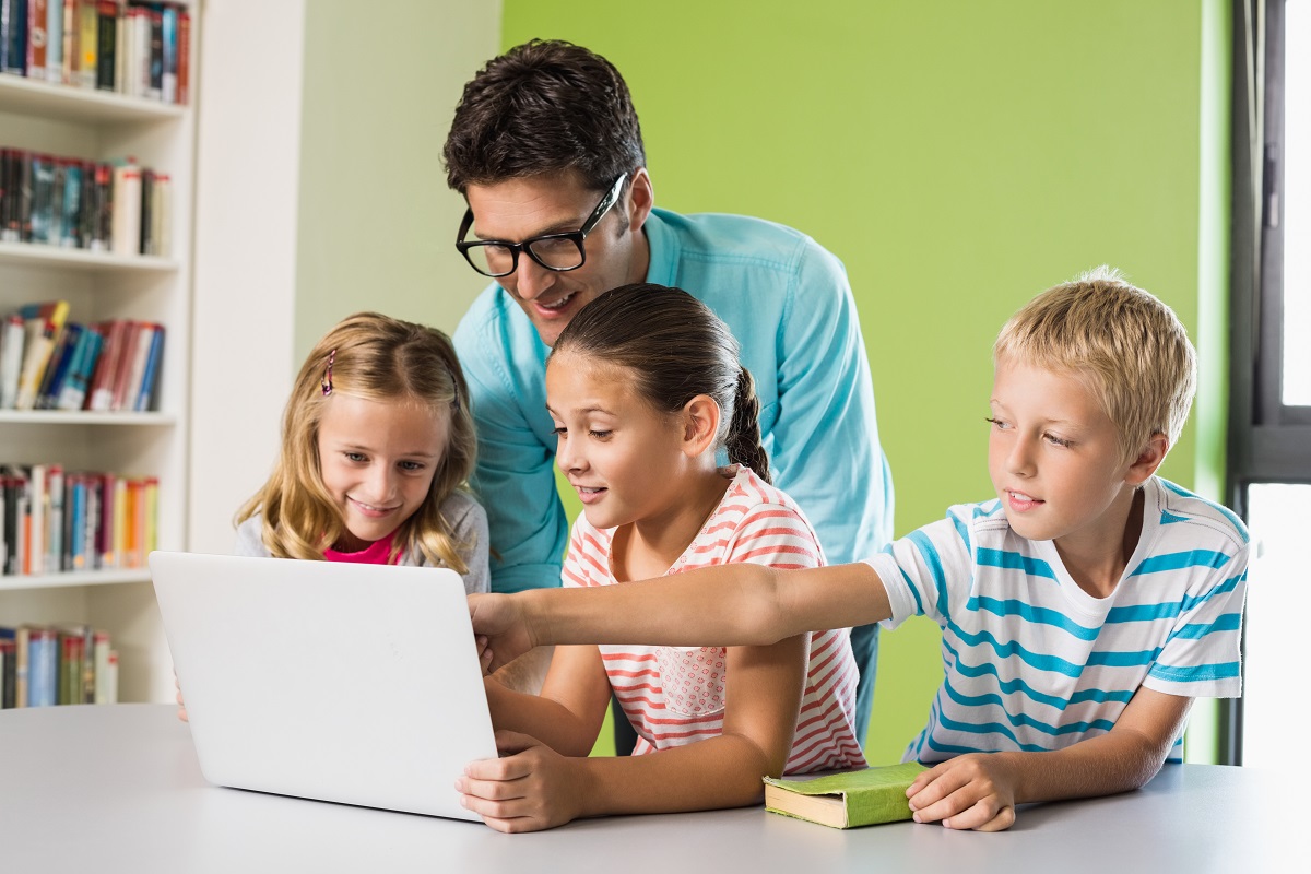 children using laptop